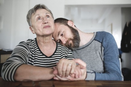 Опасные риски жизни с мамой: как сильные семейные узы могут стать разрушительными