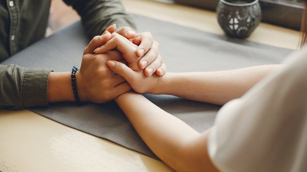 Как отпустить тревогу в отношениях: 13 привычек, от которых стоит избавиться