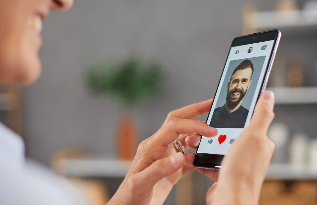 Как понять, стоит ли продолжать отношения, если она все еще на сайте знакомств?