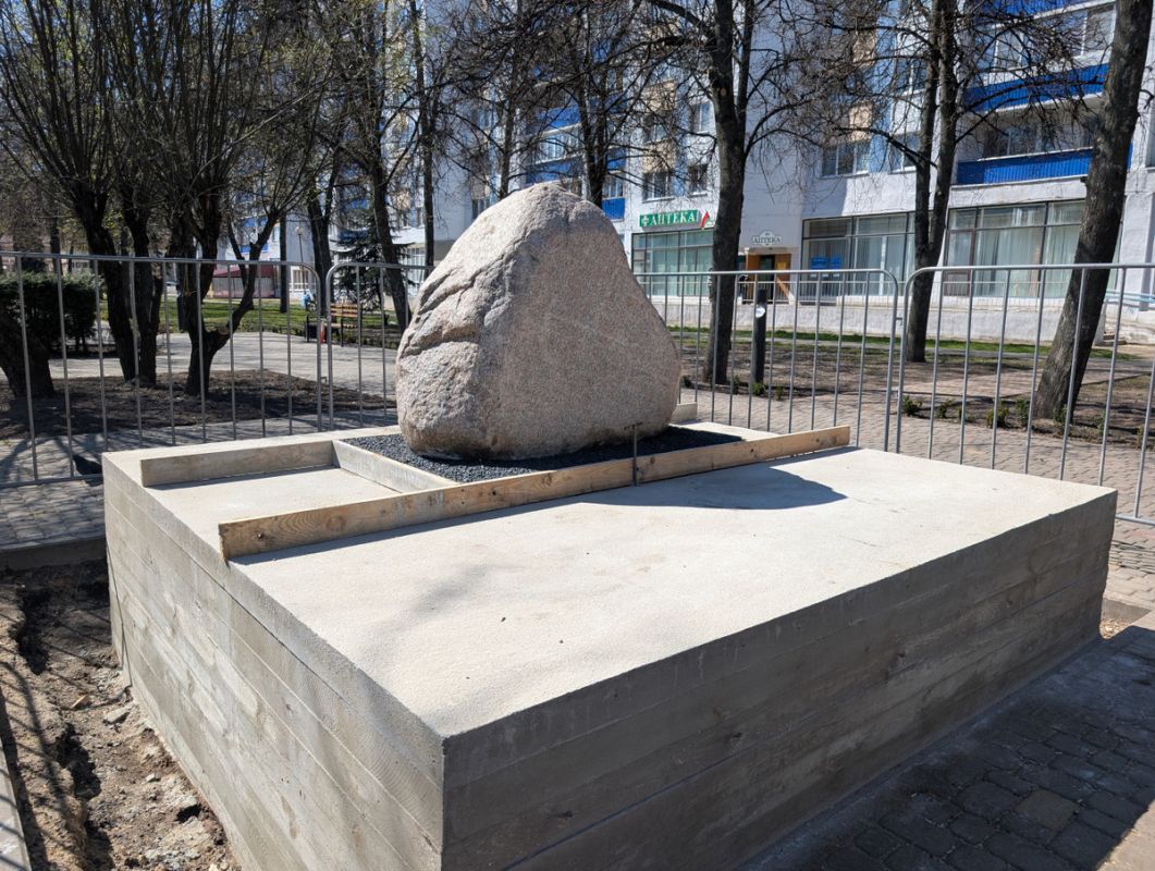 В Сквере дружбы на Урицкого появился новый памятник